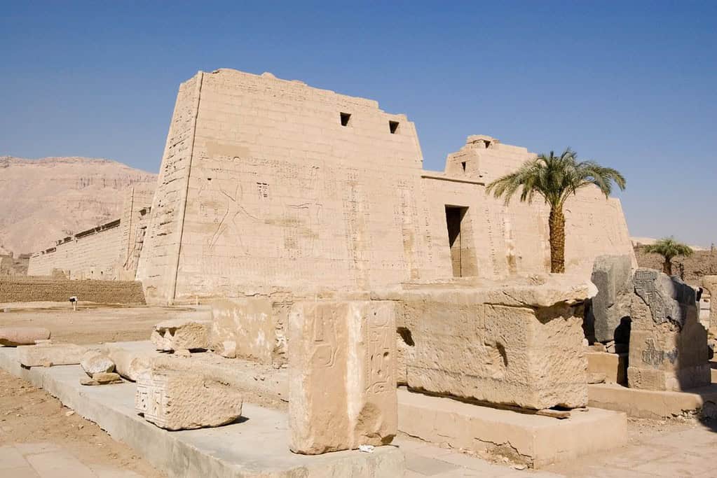Travel to Medinet Habu Travel to Medinet Habu