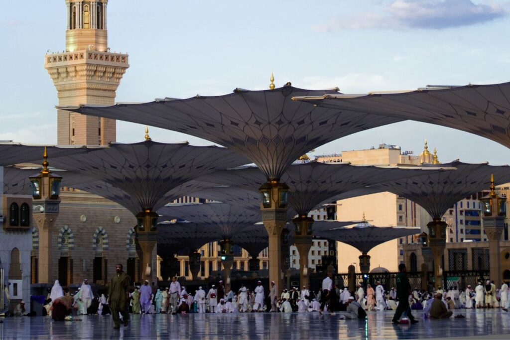 Visit Al-Masjid an-Nabawi (The Prophet's Mosque)