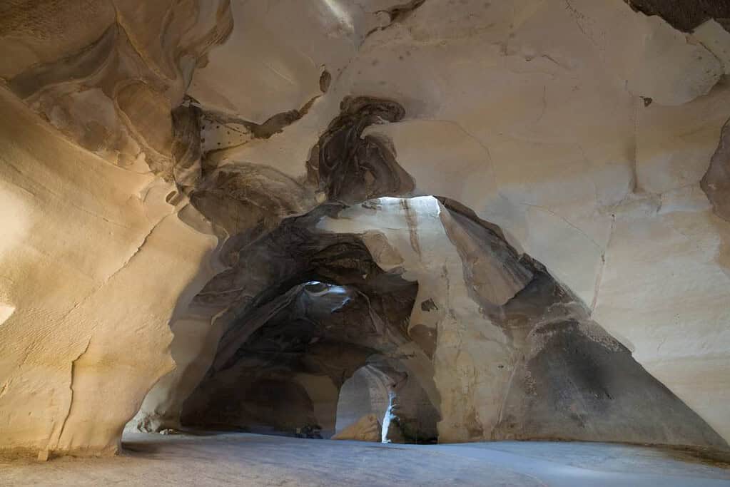 Caves of Maresha and Bet Guvrin in the Judean Lowlands as a Microcosm of the Land of the Caves Caves of Maresha and Bet-Guvrin in the Judean Lowlands as a Microcosm of the Land of the Caves