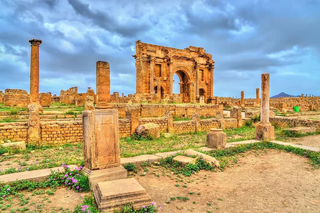 timgad roman ruins algeria 2 Timgad Roman Ruins in Algeria timgad roman ruins algeria 2